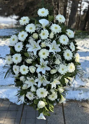 Beli venac: gerberi, ljiljani i ruže