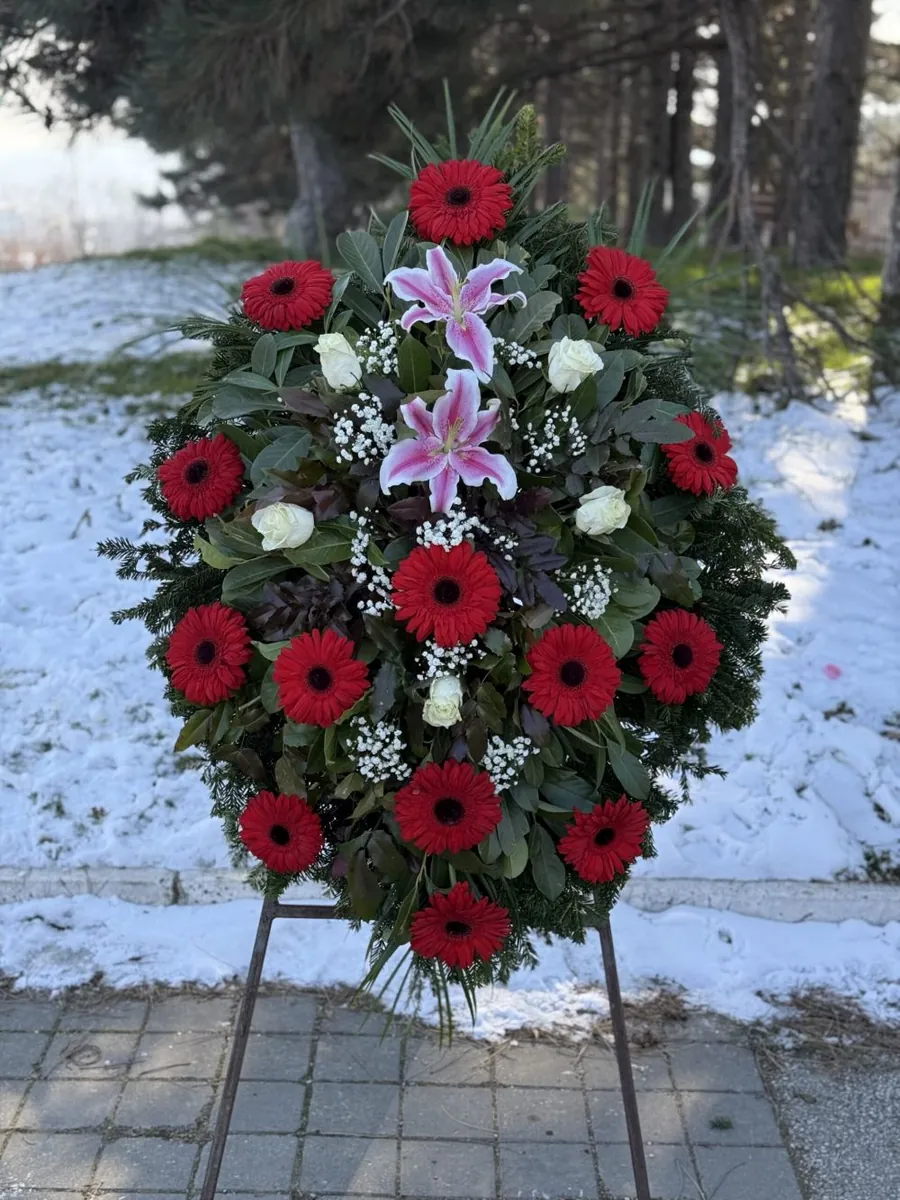 Crveno-ružičasti venac: gerberi, ljiljani i ruže